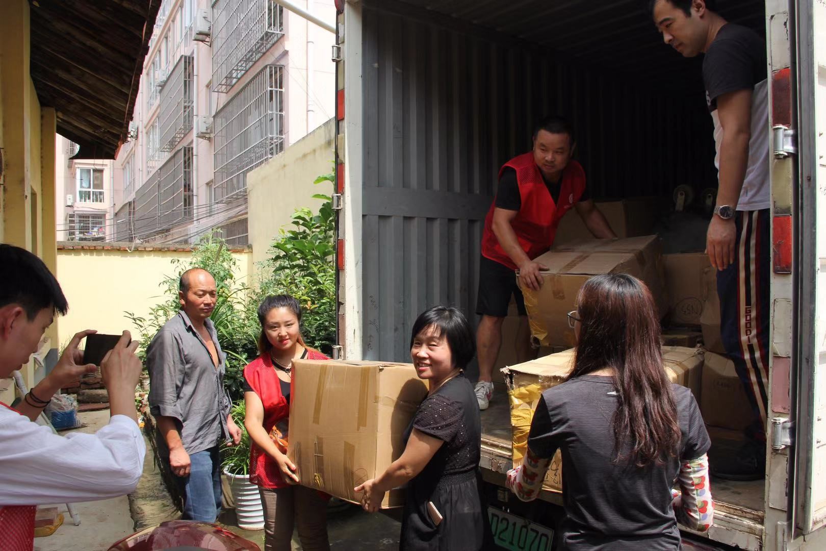 情满人间 爱心无限-888集团科技走进丹凤慰问穷困户 情满人间 爱心无限-888集团科技走进丹凤慰问穷困户