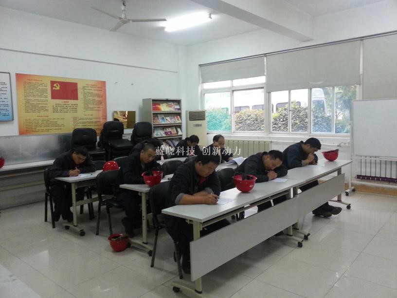 争创出产操作优良标兵 为出产不变提供保险 争创出产操作优良标兵 为出产不变提供保险