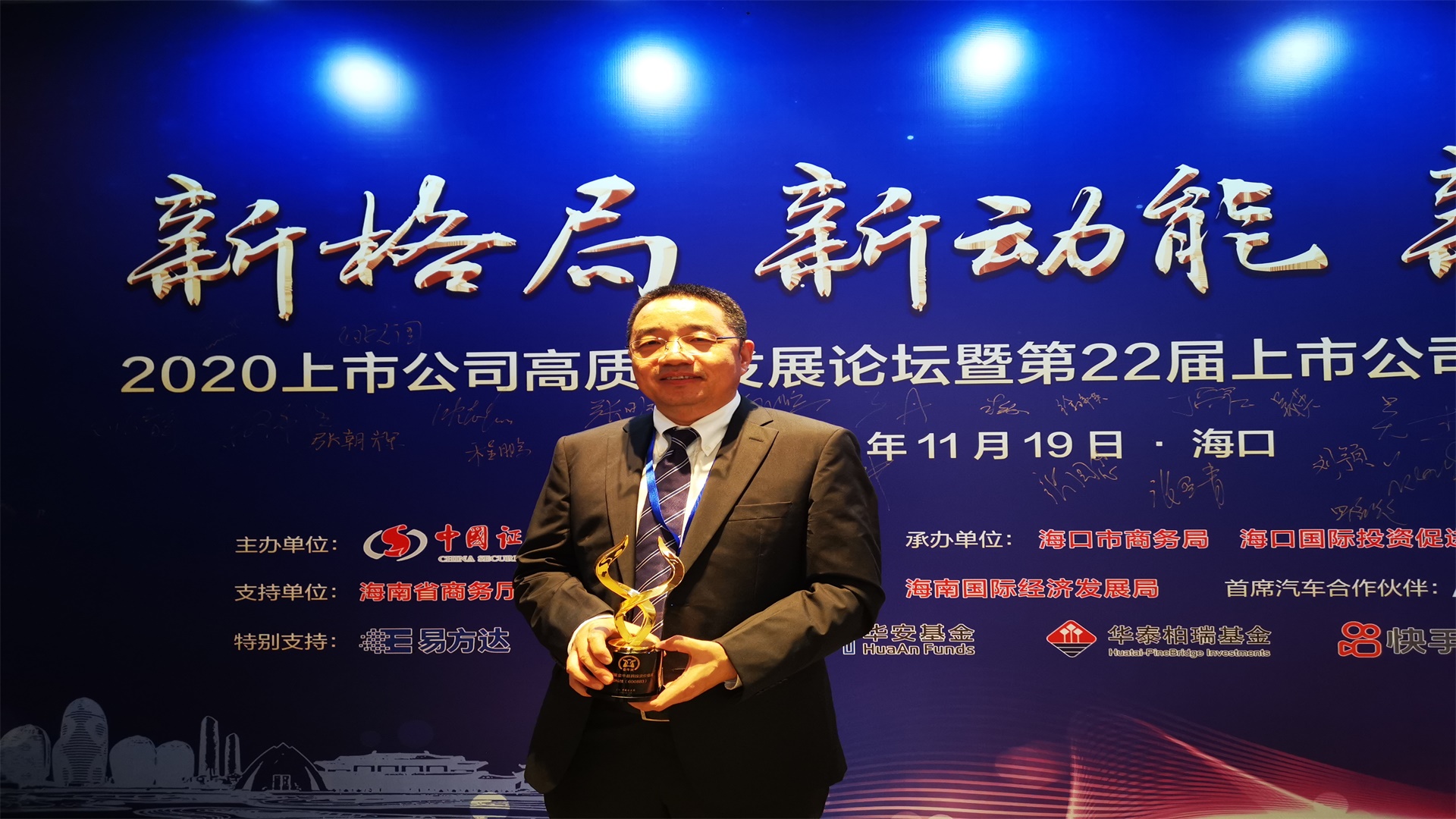 ×ܾÀí¿ÜÏþ¿µÈÙ»ñ½ðÅ£Ç̳þ½± ×ܾÀí¿ÜÏþ¿µÈÙ»ñ½ðÅ£Ç̳þ½±